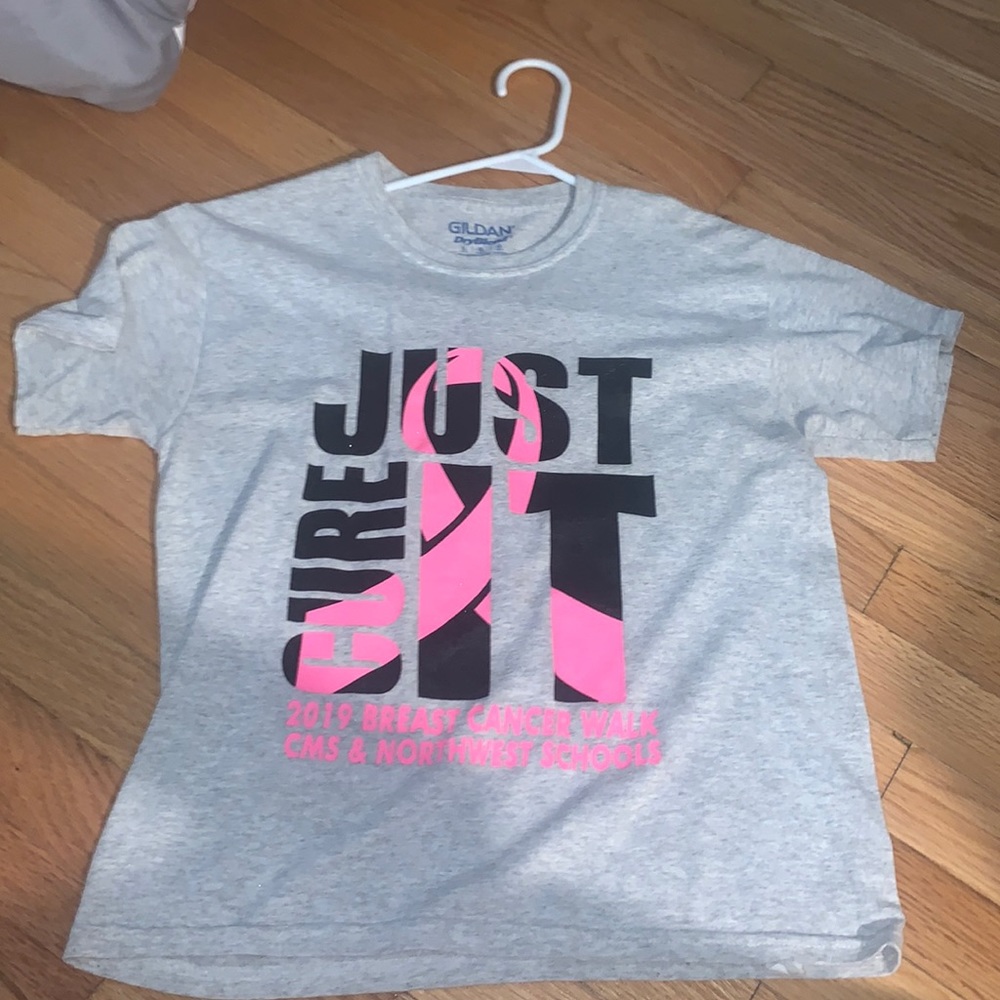 breast cancer awareness shirt size L brand gildan